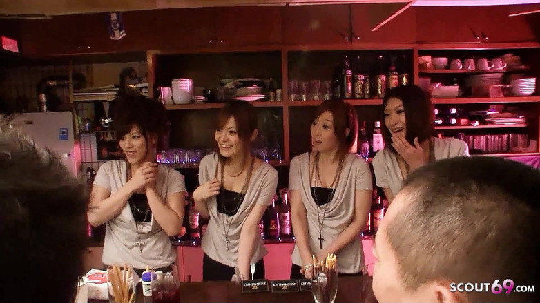 Asian porn collection: 无码的日本群交与苗条少女在派对上