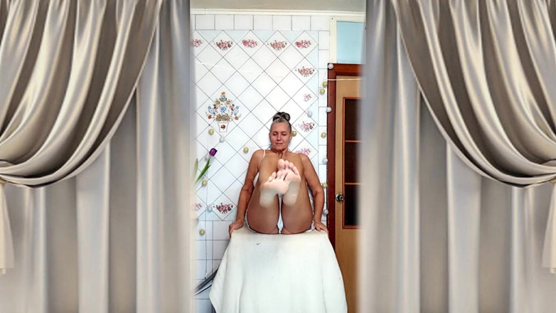 Lukerya: Зріла українка демонструє свою фігуру і позує на камеру вдома