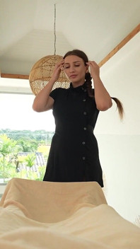 Müşteri dayanamadı ve masaj salonunda sürtük masözü sikiyor!