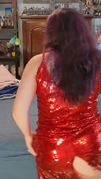 Hotwife tanzt und strippt im roten kleid!