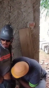 Un Électricien Baise Son Assistante Pendant Le Travail