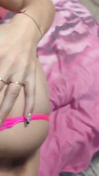 Cueca rosa e meias vermelhas