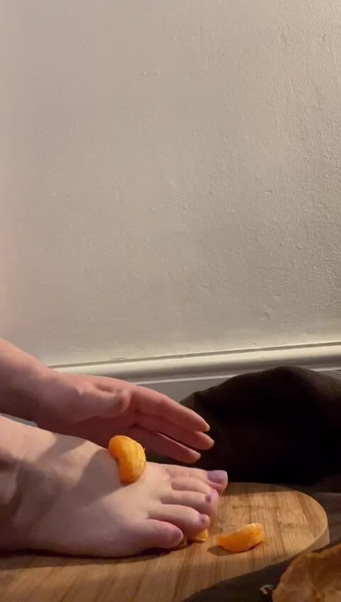 MeandMrs: 맨발의 으스스한 오렌지