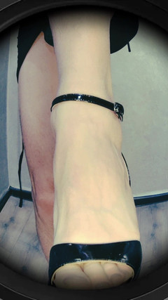 Lana Cross: Chodzę sama po domu