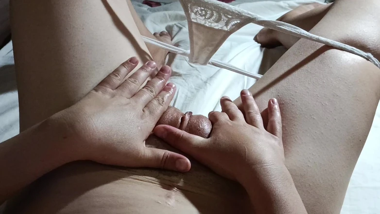 OniSoi: A Korean Woman Rubs Her Small Clitoris in Close-up