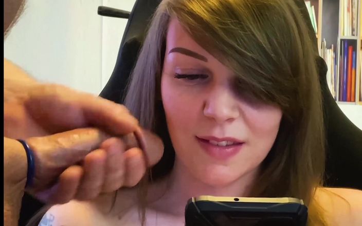 GamerGirlRoxy: Strök kuk över distraherad gravid dam.