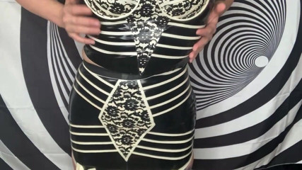 Deanna deadly: Goddess in latex mesmerizes you