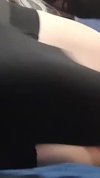 Büyük bir yarakla sikişiyor!