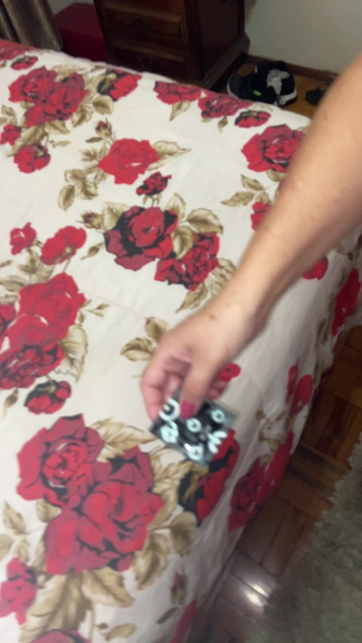 Eu_rickroma44: Я застала свого сусіда за переодяганням. Потім ми зайнялися сексом у ліжку її чоловіка