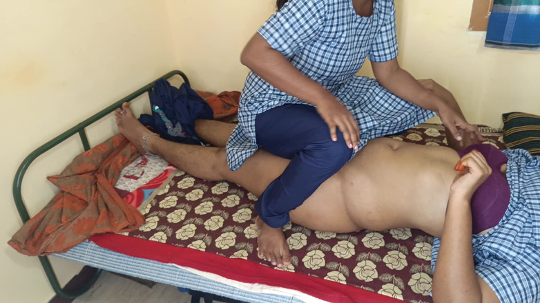 Pushpa studio: 복면을 입은 여대부