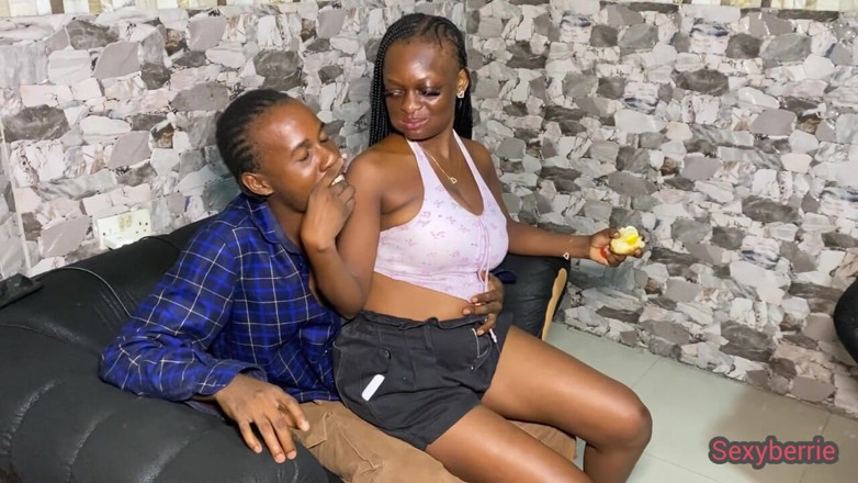 Sexy Berrie: Wielki kutas zdradzająca dziewczyna pieprzy roomie chłopaka