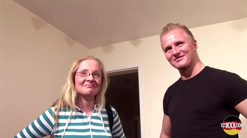 123XXX - 100% Amateurs: Această blondă adoră să sară pe o pulă tare