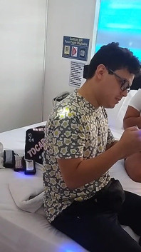 Nevěrná hnědovlasá děvka šuká mladého chlápka
