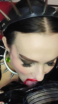 Une pute en latex mange ton sperme dans ses bottes