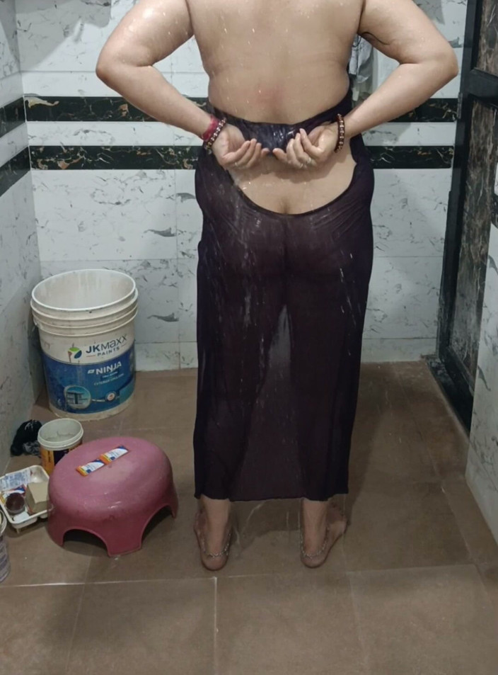 Priyahot77: Priya bhabi heiße baden, dicke arsch-show