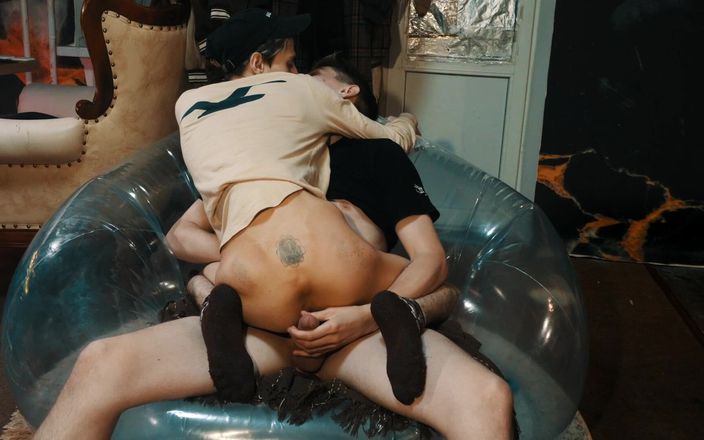 HotDogs studio: Sexo caliente en una silla transparente inflable