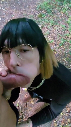 Petite Allumeuse En Foret, Qui Finit En Videuse De Bites. Cumslut P U B L I C