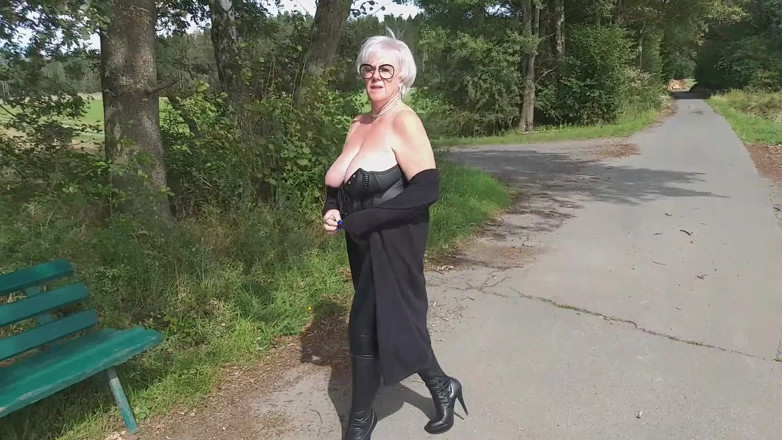 PureVicky66: Bunicuța germană cu țâțe uriașe se excită la o plimbare în aer...