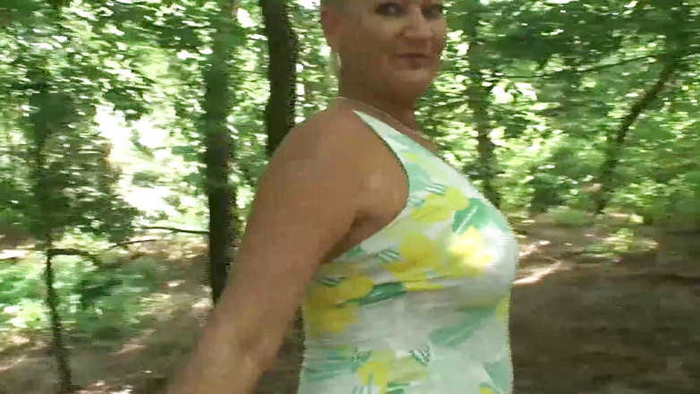 Mature Climax - 100% Mature Videos: Tetek besar matang menghisap dan berkongkek di luar