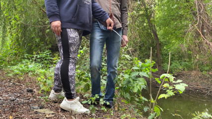 OurFetishLife: MILF in leggings hilft einem fremden beim pinkeln am see
