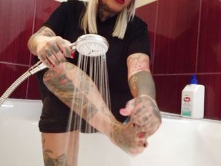 Fetish Videos By Alex: Tätowierte blonde MILF wäscht ihre füße