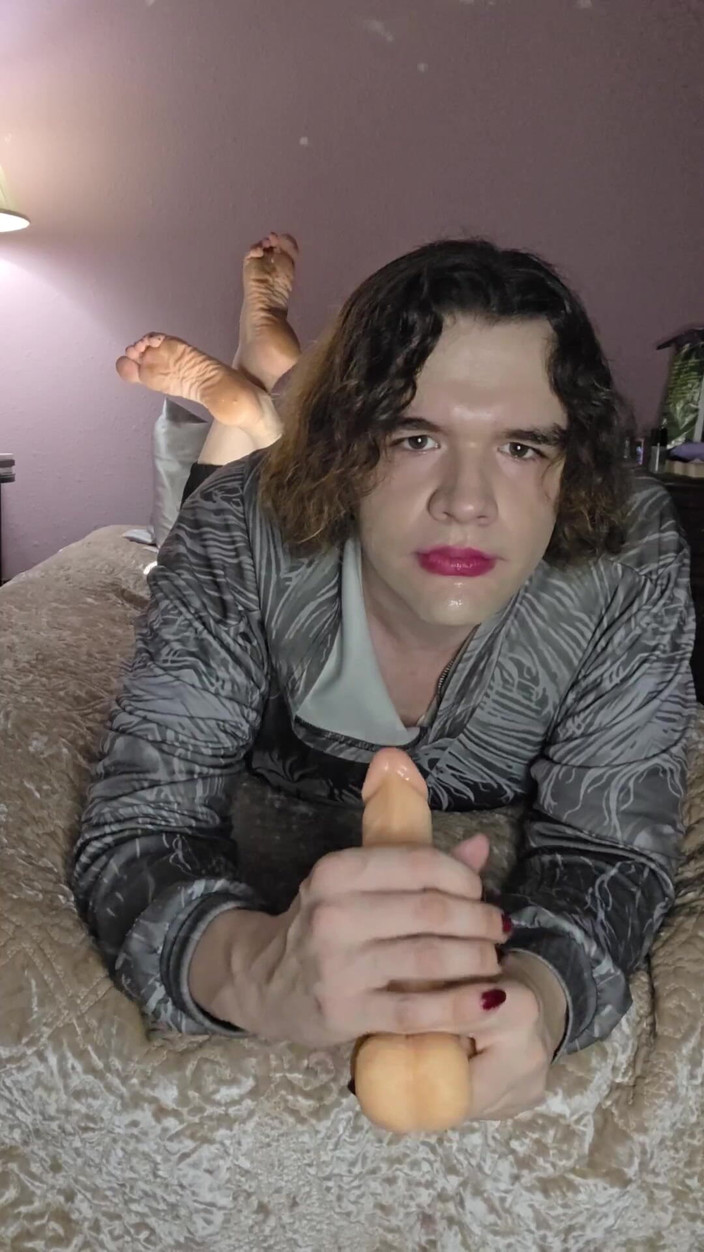 Miss Dimples: Niet-binaire femboy doet wat keeltraining terwijl ze "de pose" doet