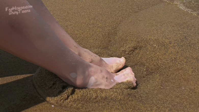 Shiny teens: 840 weiße strumpfhosen unter wasser am strand