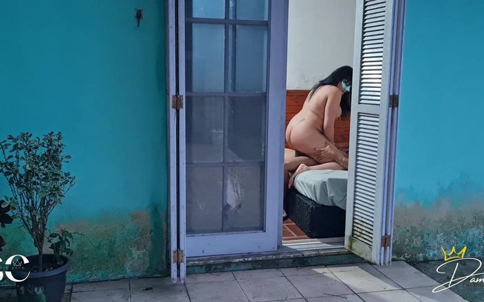 Dama Cuckold: Paroháč přišel domů a viděl svou ženu s jiným