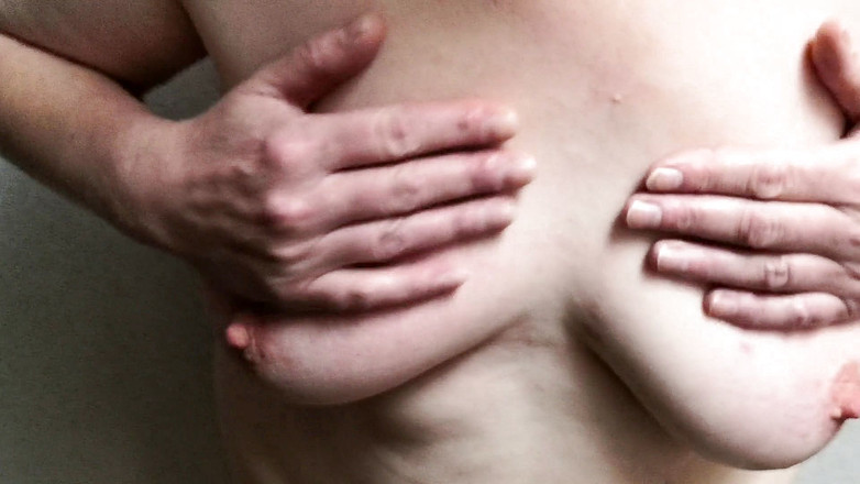 Bouncy Tits Action: 私のおっぱいを抜いて、とてもよく叩いてください