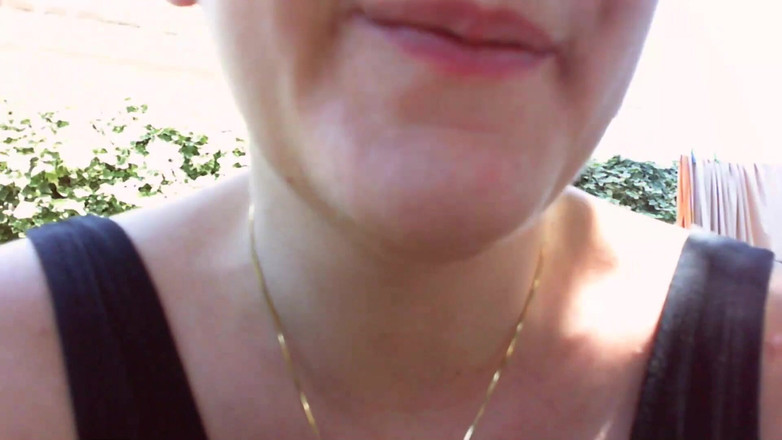 Nicoletta Embassi: 在花园里的户外自慰来，射在我的身上！