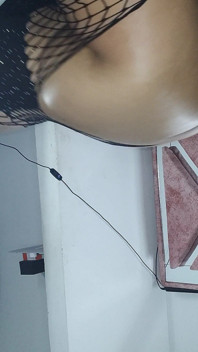 Cewek binal super sange dengan stoking jala ini muncrat 3