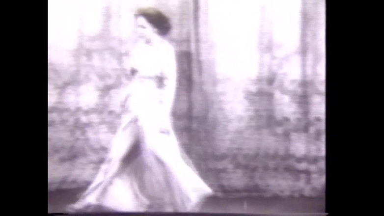 The Unforgettable: Kobieta tańczy w teatrze