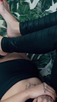 Akemi dan anny dalam dominasi kaki lesbian
