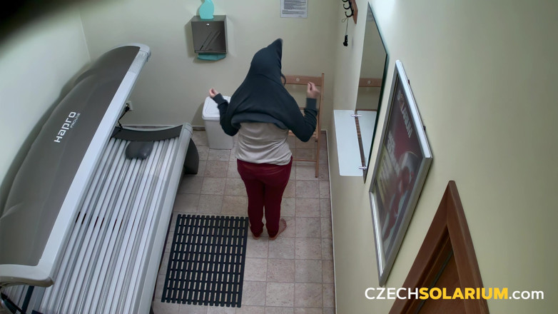 Czech Solarium: Czech Solarium 320: Hairy MILF in the Solarium-showing off