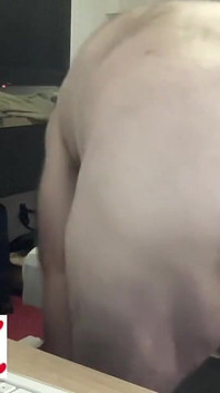 Karl l’entraîneur trémousse son cul blanc