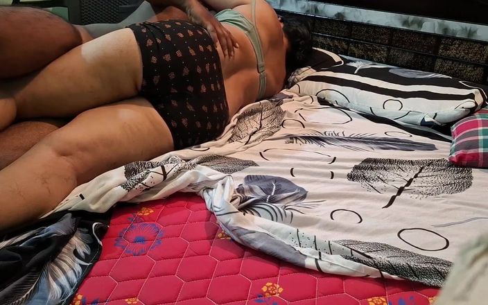 Sexy sindu: Любовник страстно лижет горячую киску крошки в любительском видео