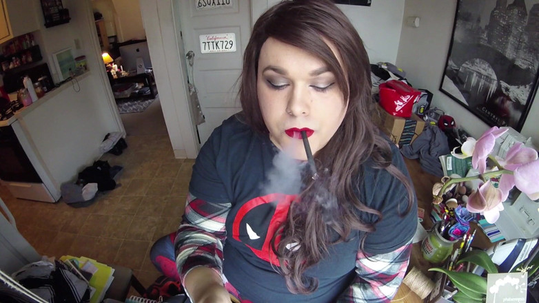 Miss Alina Paige: Trans Cutie Kouření (nahá)