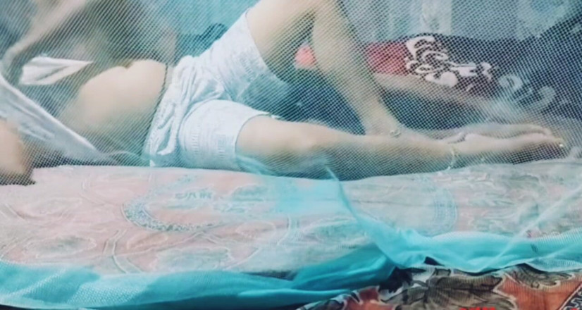 Teensex: Bhabi seksi saya di atas katil dengan tetek ketat dan...