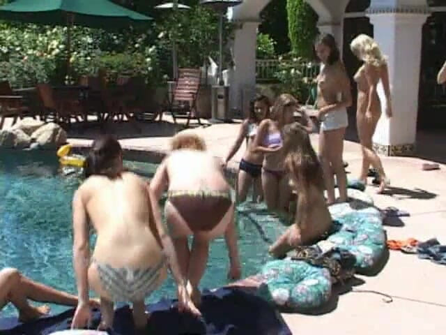 Radical Lesbian: Seks pesta seks lesbian yang luar biasa di tepi kolam...