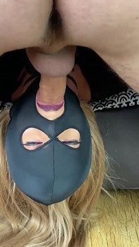 Slet met masker en netkousen. Neuken in mond diep in de keel, neukpartij, sperma in de mond, aftrekken - Adeline Murphy