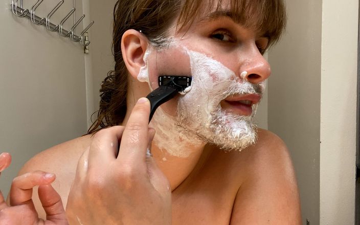 Brooke Casey: Primeira vez raspando meu cabelo facial