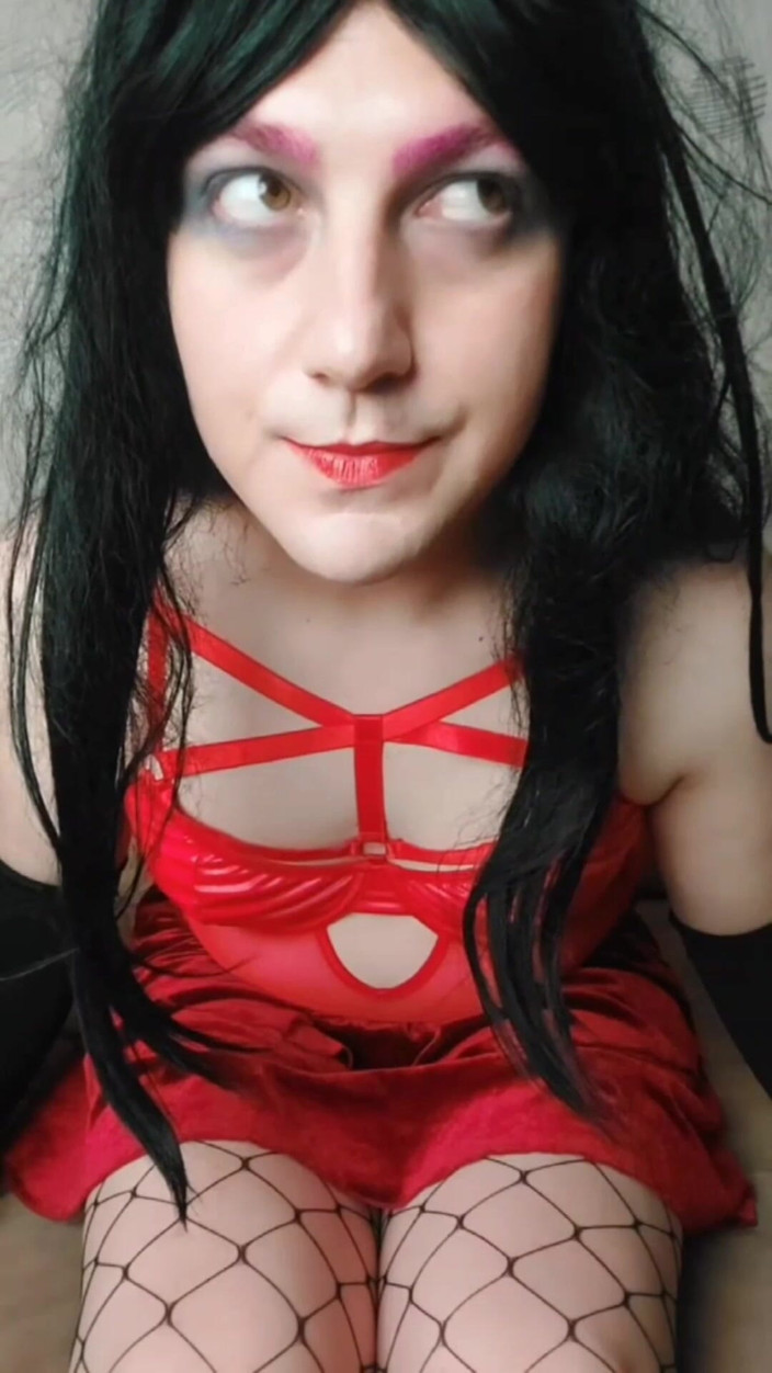 Kitty_Cross: Electra calda modella effeminato con luci rosse