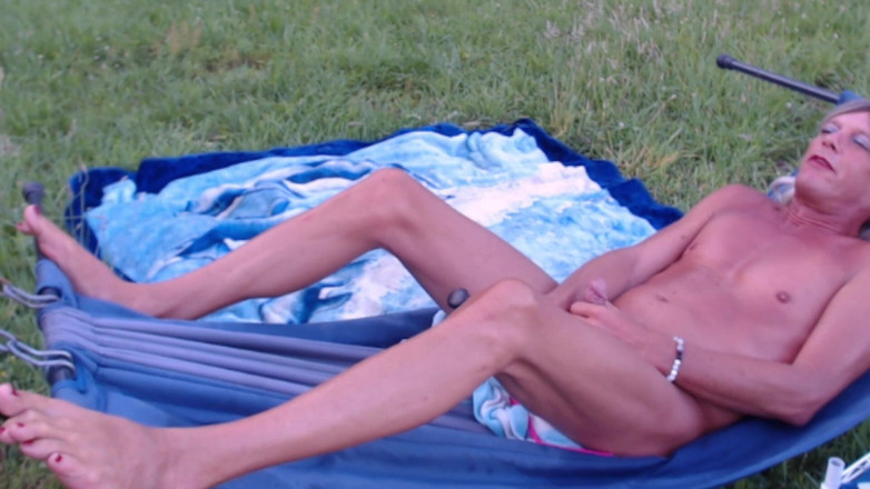 CdSissySarah: Писання в гамаку з господинею, яка дивиться під час трансляції, за нею спостерігають особисто, а також незнайомці онлайн