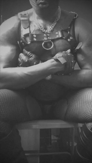 Masculine crossdresser: Un grande culturista nero masturba un grosso cazzo duro in...