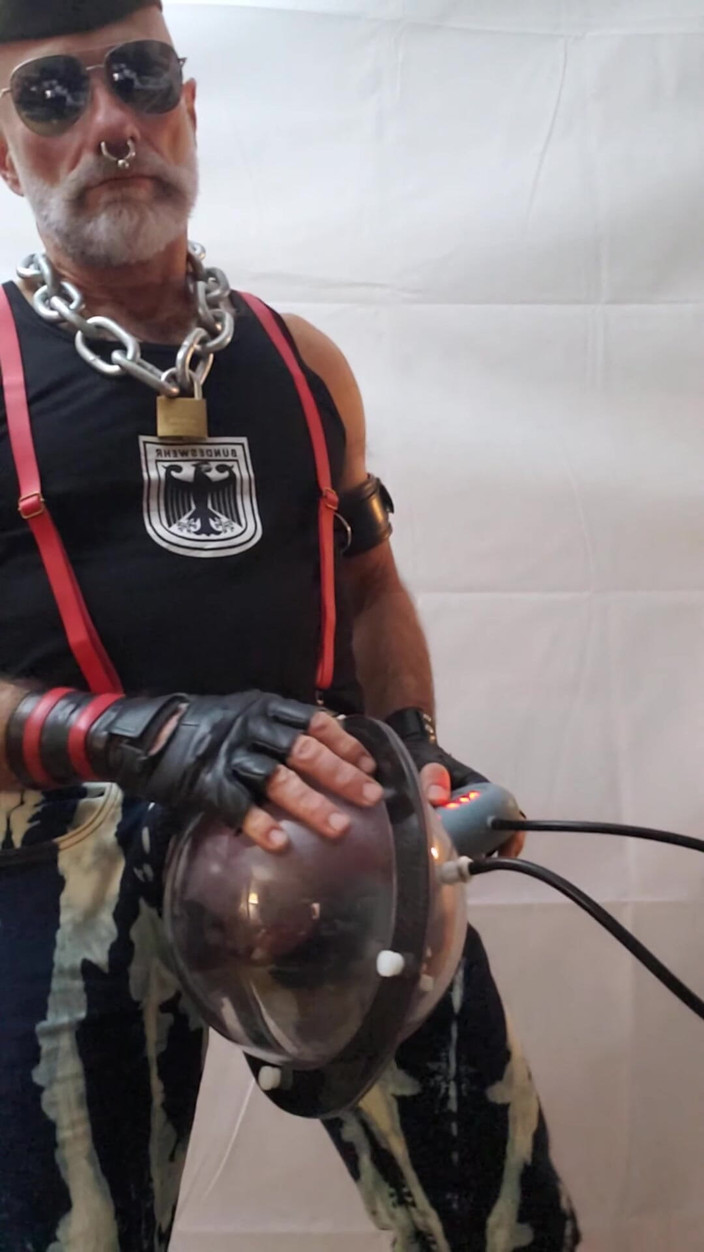 Muscles Cigar FFPig: Pipe dad canavar yarakla taşaklarını ve yarağını pompalıyor