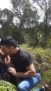Chico heterosexual latino follando crudo al aire libre