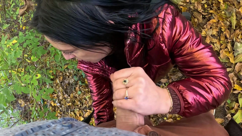 MilfyCalla: Рискованный минет на улице у озера Красное, блестящий пуховок, фетиш 316