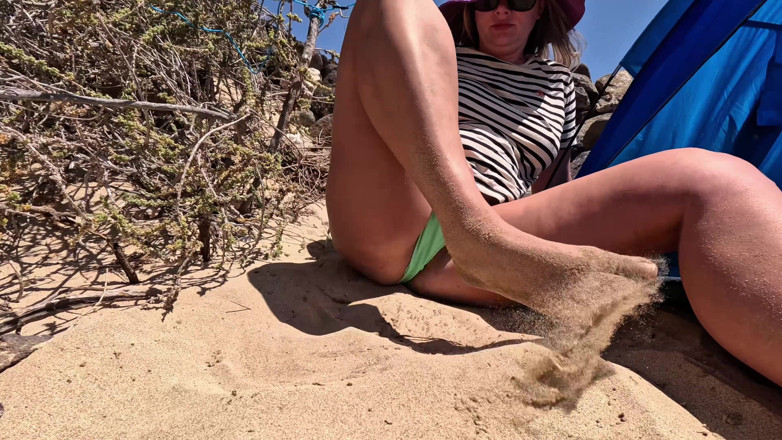 Emma Voyeur: Compilation Di Pisciate Nuda in Spiaggia All'aperto