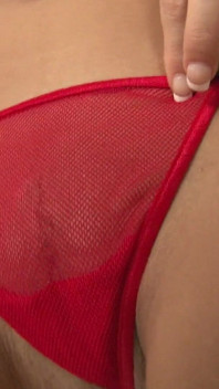 Sasha este atât de excitată încât se joacă cu un vibrator chiar și în bucătărie