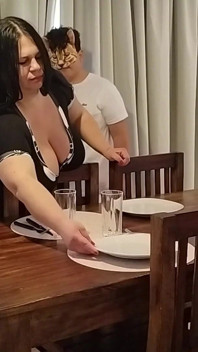 Ateşli iri güzel üvey anne, yalnız hayranlar ağır çekimde, yemek odasında